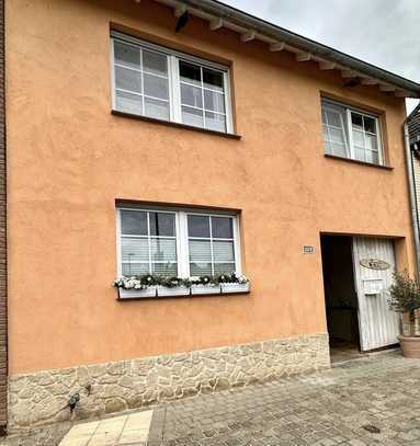 Einfamilienhaus mit gemütlichen Innenhof, Sonnenterrasse mit Markise und Wohnzimmer mit Kamin!