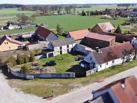 Kleine Hofanlage mit Einfamilienhaus und Nebengelass bei Berlin