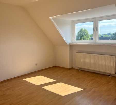 niedliche 3 Zimmer Dachgeschoss Wohnung mit neuem Bad