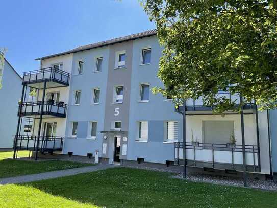 2 Zimmerwohnung mit neuen Wannenbad und heller Raufasertapete