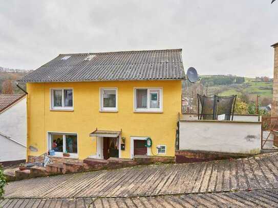 Freistehendes Einfamilienhaus mit Terrasse und Garten, Depot und Waschküche im Außenbereich