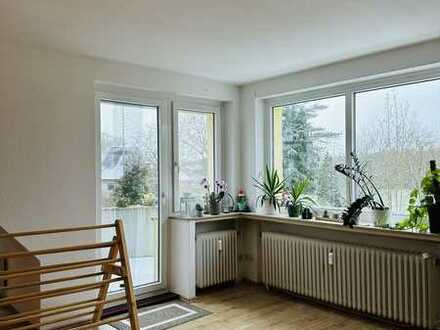 Modernisierte Wohnung mit drei Zimmern sowie Balkon, EBK und Garage in schönen Bremen-Seehausen