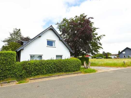 Entwicklungsfähiges Einfamilienhaus mit Baugrundstück in Bergstein