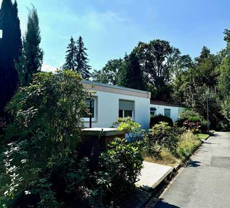 Renovierungsbedürftiger Bungalow mit großen Garten