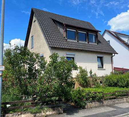 Freistehendes Wohnhaus mit zwei Wohnungen, Balkon, Garten und Doppel-Garage in toller Lage