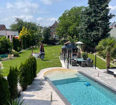 Luxuriöses Zweifamilienhaus in Pattensen, mit Pool, Großen Garten und Ausbau Möglichkeiten.