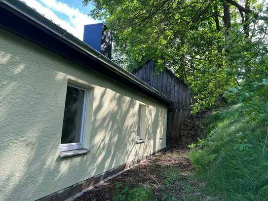 Kleines Wohn-/Ferienhaus mit neuem Dach und neu gestrichene Fassade