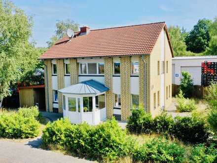 Arbeiten und Wohnen unter einem Dach, Doppel-Carport, Garten