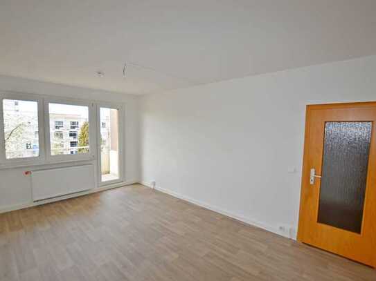 neu sanierte Erdgeschoss-3-Raum-Wohnung mit Dusche und Balkon! Bezug ab 22.05.25 möglich!