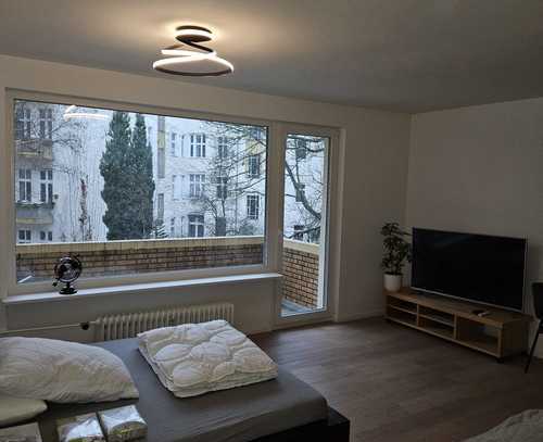 komplett saniertes Studio mit Südbalkon und Möblierung