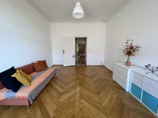 große 3 Zimmer-Wohnung im Altbau mit Balkon