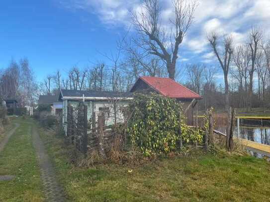 Kleiner Ferienbungalow mit Boots-Anlegeplatz an der Havel