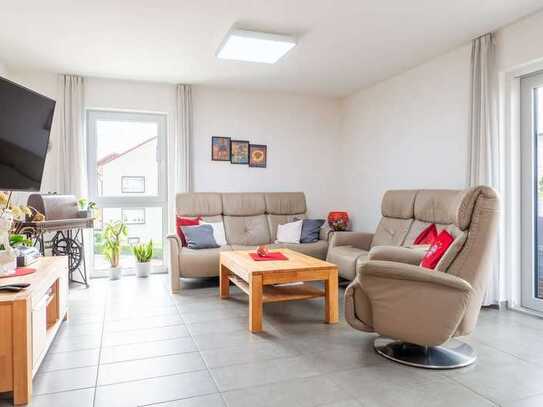 Neuwertige Wohnung mit Aufzug, Terrasse und Garage