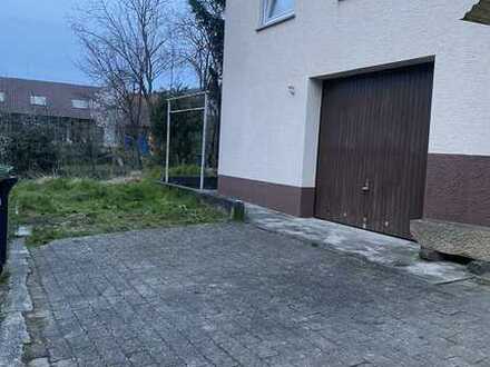 Garage mit 2 zusätzlichen Stellplätzen zu vermieten