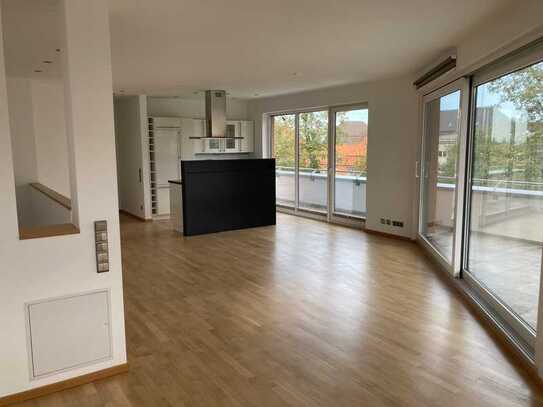 Ansprechende und hochwertige Maisonette Wohnung mit großer Terrasse und Doppelgarage, Top Lage !