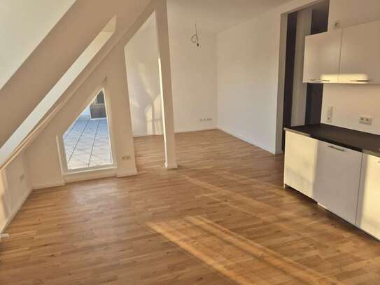 Helle moderne DG Wohnung mit Terrasse und EBK