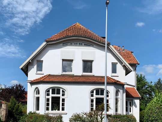 Geschmackvoll renovierte Wohnung mit Balkon in Jugendstil-Villa