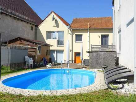 Einfamilienhaus mit Einliegerwohnung, Garten und Pool in Lachen-Speyerdorf