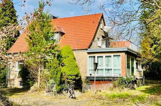 Einfamilienhaus mit Garage und Pool auf großem Grundstück