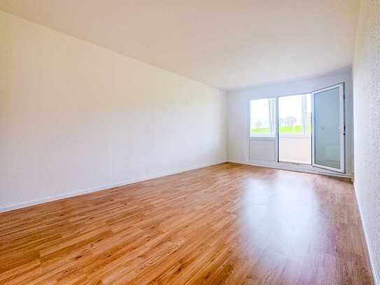 Neu renovierte 2-Raumwohnung mit Loggia * 2. OG * SP * neuer Fußboden * Bad mit Wanne & Fenster *TOP