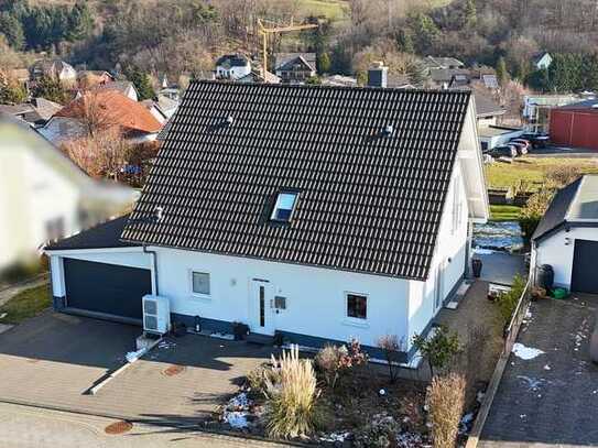 Niederzissen, Energieeffizientes Einfamilienhaus mit Doppelgarage und großem Grundstück