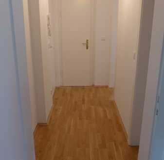 Neuwertige 1-Raum-Wohnung mit geräumiger Küche, komplett saniert, Parkettboden, ca. 32 m²