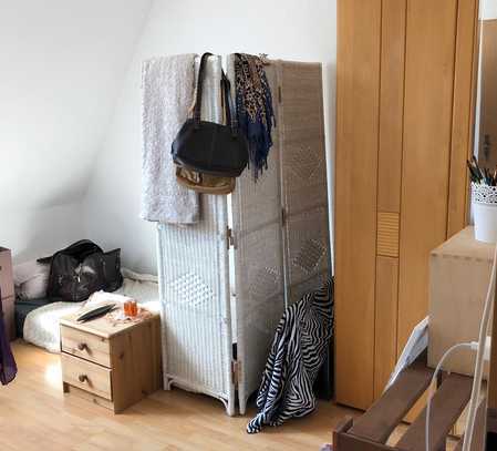 Sehr schön sanierte Wohnung mit Dielenböden und Wohnküche in stilvollem Altbau!