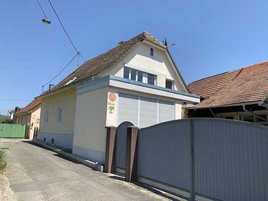 Winzerhaus (Zweifamilienhaus) mit Nebengebäuden und Garten in Sasbach am Kaiserstuhl