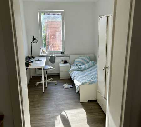 Frisch sanierte, helle und gut geschnittene 2-Zimmer-Wohnung in zentraler Citylage (möbliert)