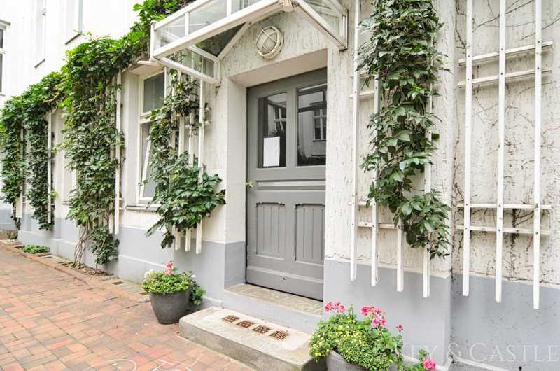 Stilvoller Altbau mit Südwest-Ausrichtung: 2 Zimmer auf ca.76m²