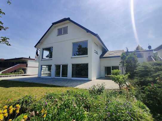 Villa in ruhige Wohnlage und ideale Anbindung mit luxuriöser Innenausstattung und Garten