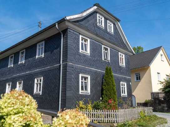 Denkmalgeschütztes Bauernhaus: 3 Wohnungen, 5 Garagen, volle Vermietung