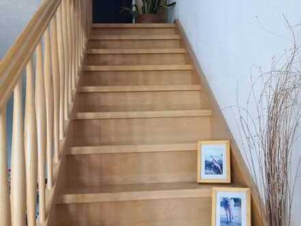 Bezaubernde, gepflegte 2-Zimmer-Galeriewohnung vor den Toren Würzburgs