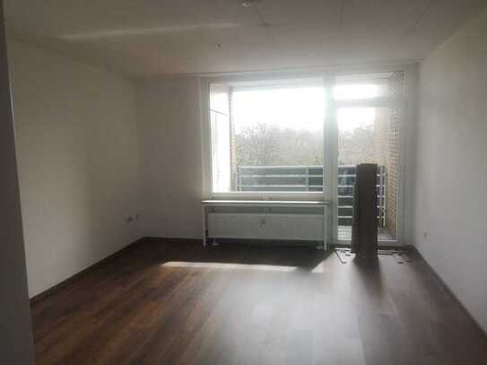 Vollständig renovierte Wohnung mit zwei Zimmern sowie Balkon und EBK in Duisburg