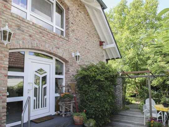 Doppelhaushälfte mit großem Garten, Schwimmteich und Einliegerwohnung in Hennef-Stein (Sieg)