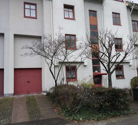 Erstbezug nach Modernisierung, 3-Raum-DG-Wohnung mit Balkon und Garagenstellplatz in Darmstadt