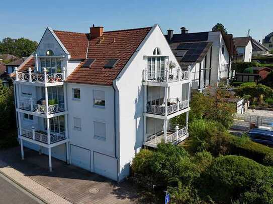 Niedernhausen: Eine schöne 3-Zimmerwohnung mit Balkon, Garten und 2 Stellplätzen in kleiner Hausgeme