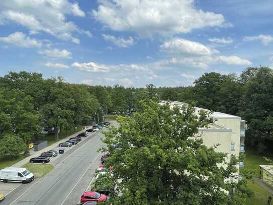 Wohnung mit Ausblick - Schöne 2 Zimmer Wohnung im 5 OG mit Balkon und Aufzug