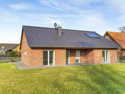 Neuwertiger, ebenerdiger Bungalow mit Garage in ruhiger Lage - Ausbaureserve im Obergeschoss