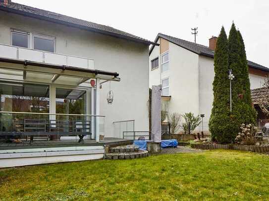 Charmantes Zweifamilienhaus mit ausgebautem Dachgeschoss und Wintergarten