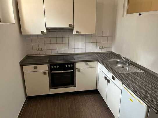 Schöne Souterrainwohnung mit Fußbodenheizung, Einbauküche und Terrasse