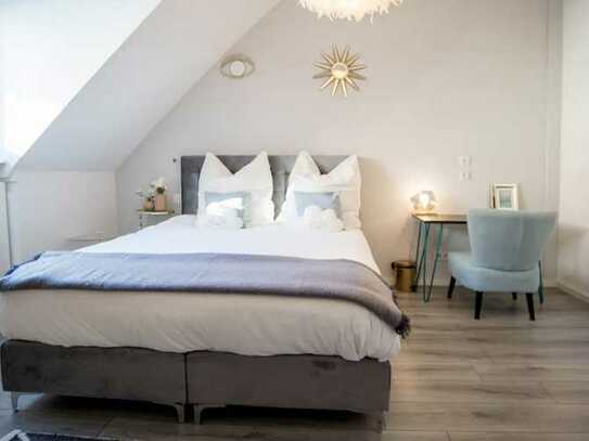 komplett möblierte, vollständig renovierte 2-Raum-Wohnung in Düsseldorf