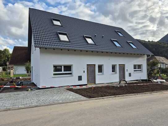 Attraktive Doppelhaushälfte - Neubau - in Simonswald