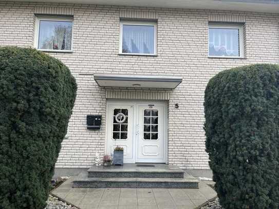 **Helle, geräumige DG-Wohnung in gepflegtem 3 Familienhaus in Leverkusen Tempelhofer Straße**