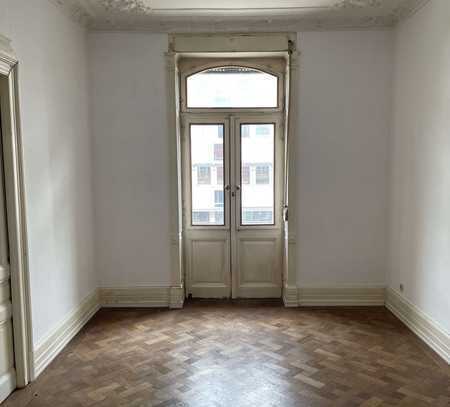 Charmante 4 Zimmer Altbau-Wohnung mit Balkon-Renovierungsbedürftig