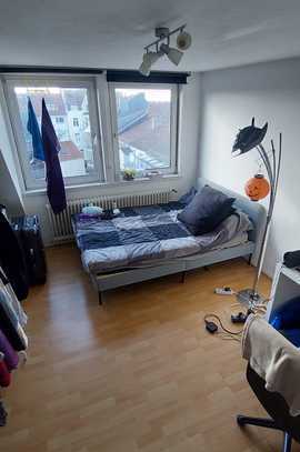 Möbliertes Zimmer in einer Zwei-Zimmer-Wohnung