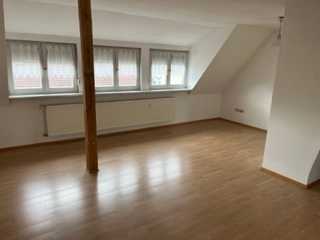 Wunderschöne Dachgeschoßwohnung in einer Stadtvilla mit Gartenanteil