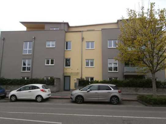 Gemütliche Wohnung mit Garten, 2 Fensterbäder, Wanne und sep. Dusche, TG-Platz, Bahnnähe.
