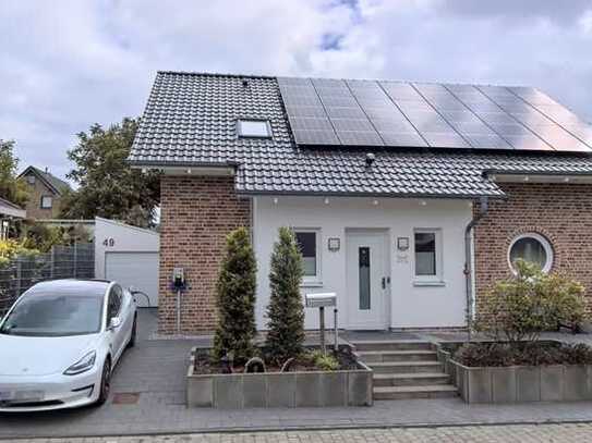 KFW 55 EFH mit Solaranlage, Batteriespeicher, Klimaanlage und Ladeinfrastruktur