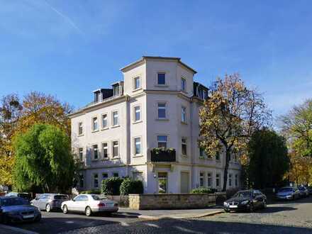 Striesen, unterm Dach: Wanne + Laminat